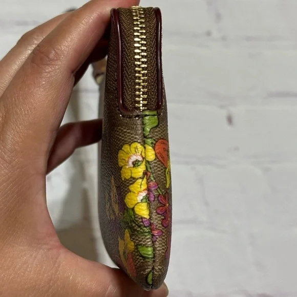 COACH Corner Zip Wristlet In Brown Signature Canvas With Wildflower Print Nwt - Picture 2 of 7